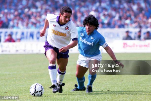 Roberto Baggio of Fiorentina controls the ball under pressure of Diego Maradona of Napoli during the Serie A match between Napoli and Fiorentina at...