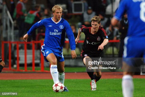 Eidur Gudjohnsen of Chelsea controls the ball under pressure of Bastian Schweinsteiger of Bayern Munich during the UEFA Champions League quarter...