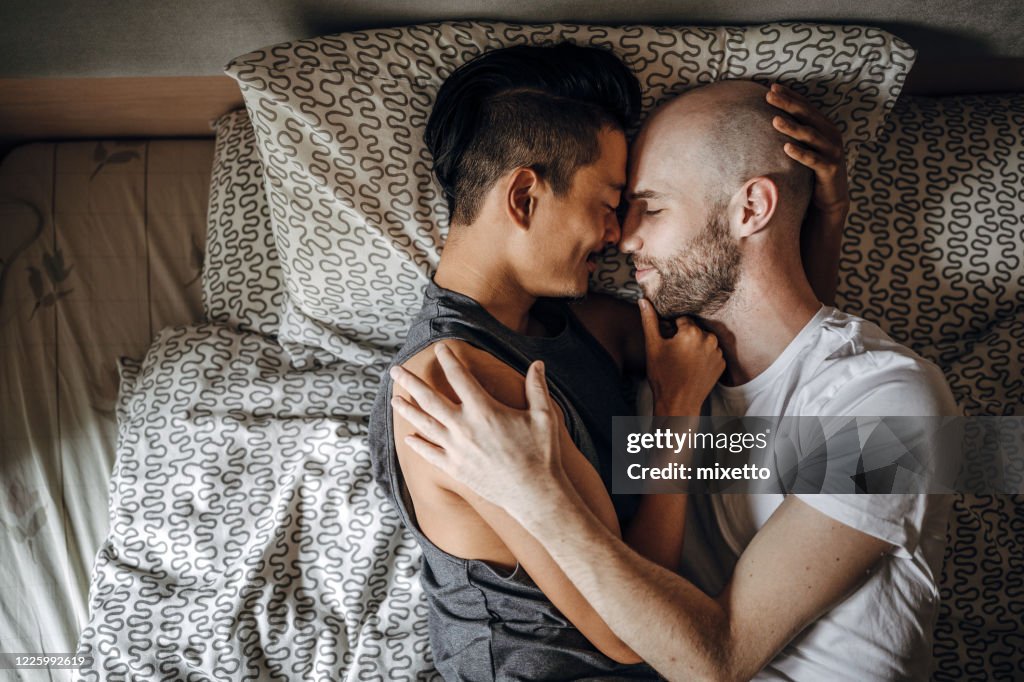 Amar a la pareja gay en la cama