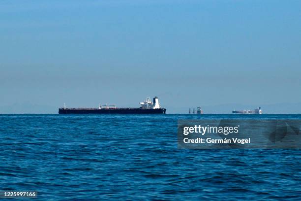 strait of hormuz large cargo ships traffic, persian gulf, iran - gcc stock-fotos und bilder