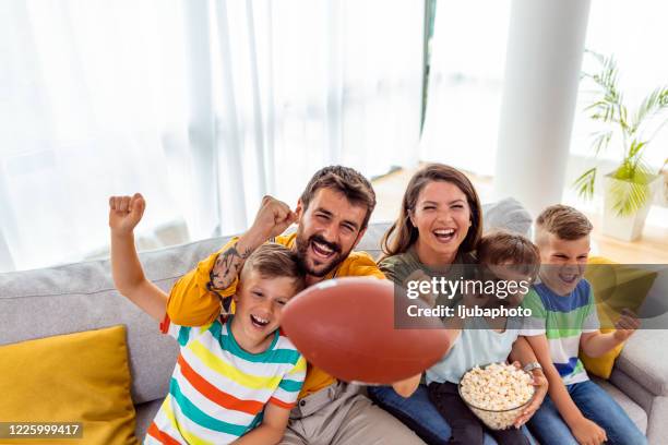 pais assistindo tv com crianças em casa, passando tempo juntos - rugby a 7 - fotografias e filmes do acervo