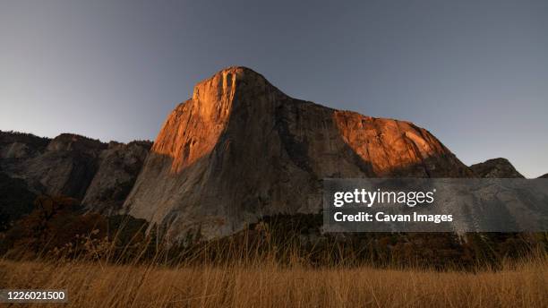 el capitan in yosemite at sunset from el cap meadow during fall - el capitan yosemite national park stockfoto's en -beelden