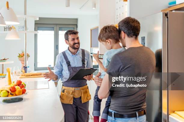 ingeniero dando consejos sobre la reparación de la cocina - inspector fotografías e imágenes de stock