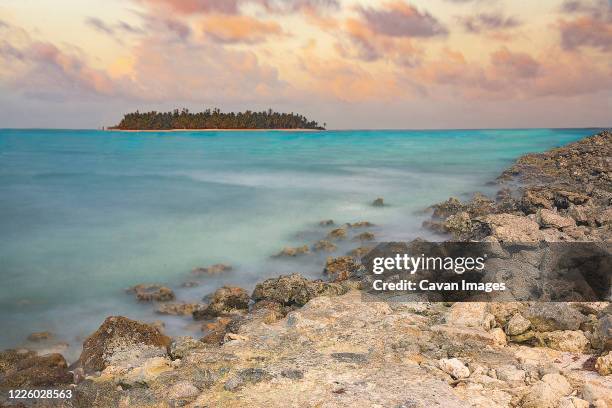 long exposure shot of johnny cay in san andres island - san andres stockfoto's en -beelden