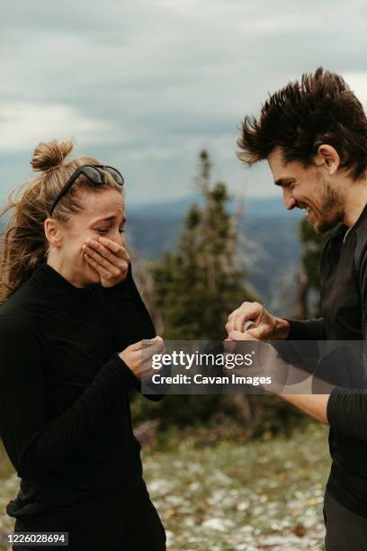 that moment when he proposes on a mountain top and she's overwhelmed - noivo relação humana imagens e fotografias de stock
