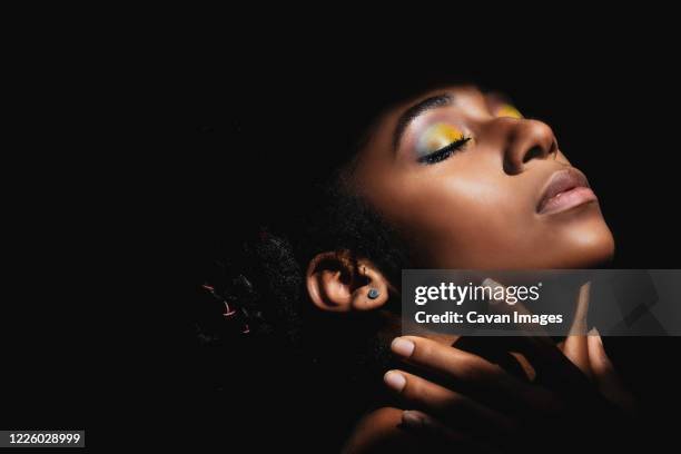 interior chiaroscuro portrait of young black woman - chiaroscuro - fotografias e filmes do acervo