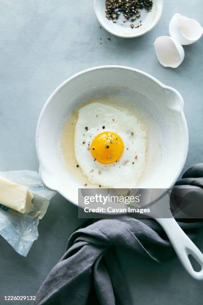 fried sunny side up egg in frying pan - stekt ägg bildbanksfoton och bilder