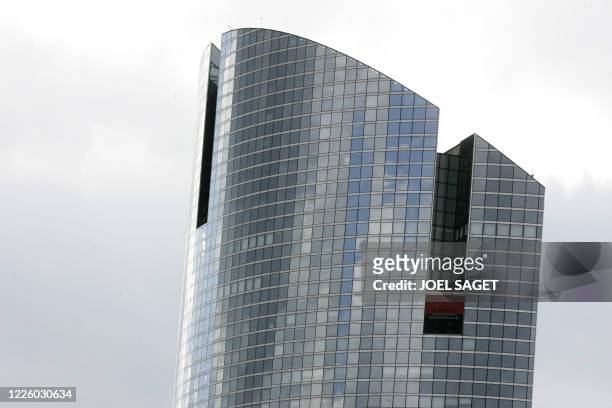 Picture taken 09 May 2005 shows French Bank Societe Generale's headquarters in La Defense district near Paris. Vue prise le 09 mai 2005 dans le...