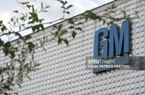 Vue du logo General Motors prise le 27 Juillet 2010 sur la facade du site de Strasbourg. La voie semblait désormais libre à un rachat par General...
