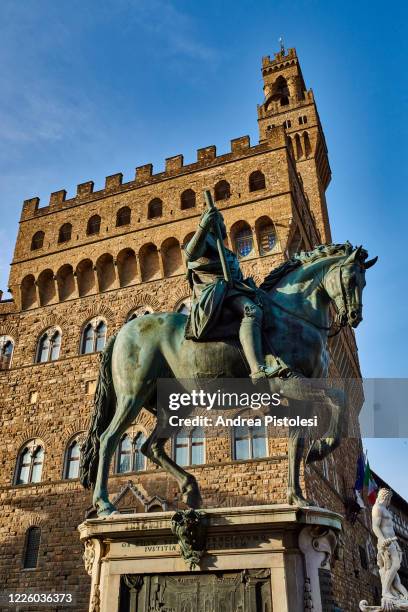 cosimo i statue in piazza signoria, florence, italy - piazza della signoria stock pictures, royalty-free photos & images