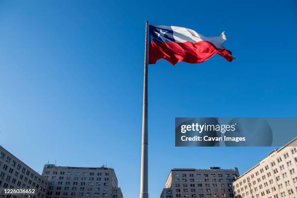 chilean flag in the wind in front of government building in santiago - chile stock-fotos und bilder