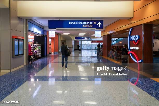 passagiere laufen im terminal des flughafens sydney, australien - sydney airport stock-fotos und bilder