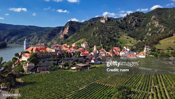 luftbild der stadt durnstein. wachautal, österreich - dürnstein in der wachau stock-fotos und bilder