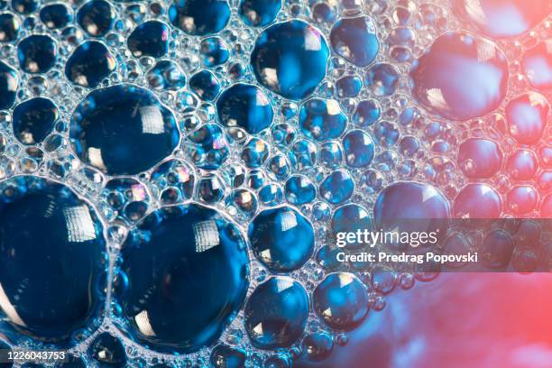 glossy blue and red detergent bubbles - grande gruppo di oggetti foto e immagini stock