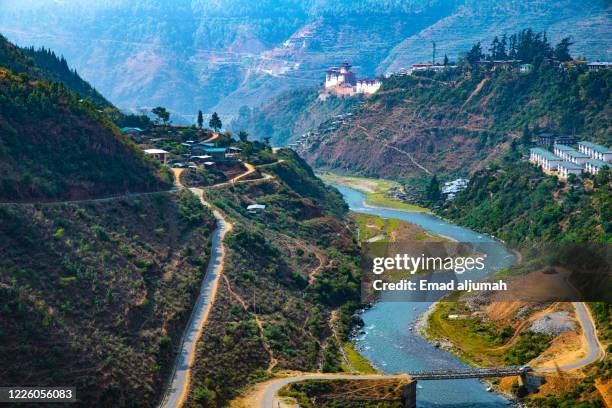 wangdue phodrang dzong, wangdue phodrang district  in central bhutan - bután fotografías e imágenes de stock