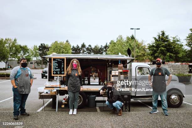 Maskierte Mitarbeiter bei Mobile Food Truck