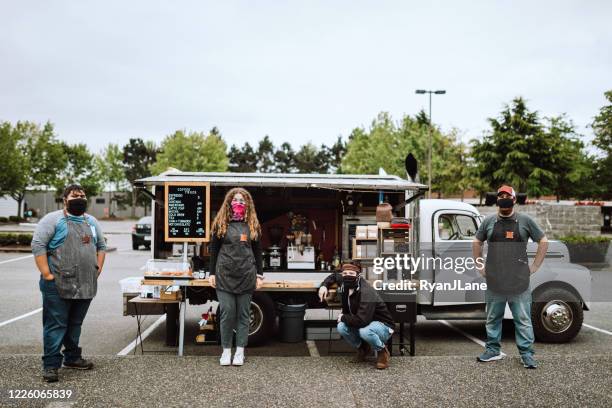 empleados enmascarados en mobile food truck - ciudadanos mexicanos fotografías e imágenes de stock