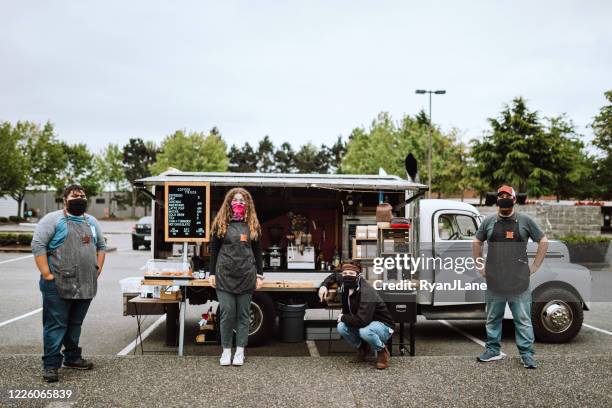 funcionários mascarados no food truck móvel - mobile coffee truck - fotografias e filmes do acervo