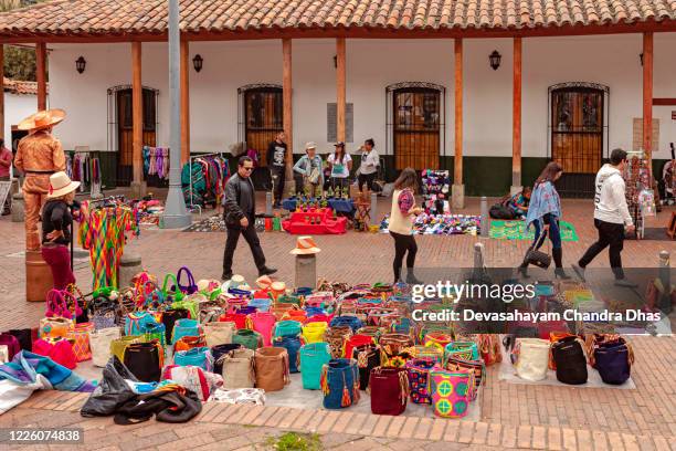 bogotà, colombia - il mercato affollato, regolare, domenicale delle pulci o mercato delle pulci nella famosa e vecchia piazza della città di usaquén della capitale - bogota foto e immagini stock