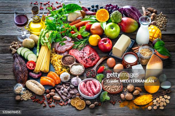 variados carbohidratos de carbohidratos proteínas frutas lecheas legumbres en madera - carbohidrato fotografías e imágenes de stock