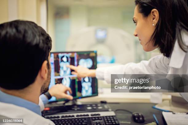 los médicos están trabajando con tomografía computarizada en el hospital - mri machine fotografías e imágenes de stock