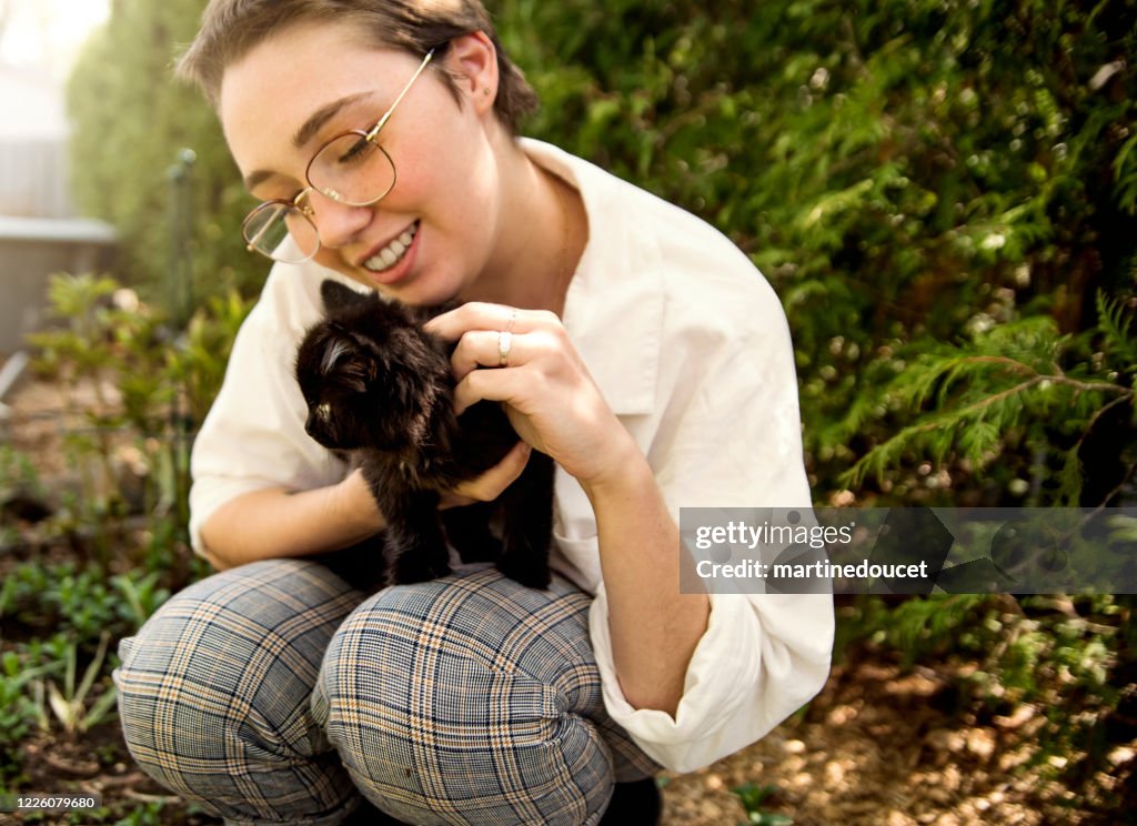 Retrato de mujer joven con gatito recién adoptado.