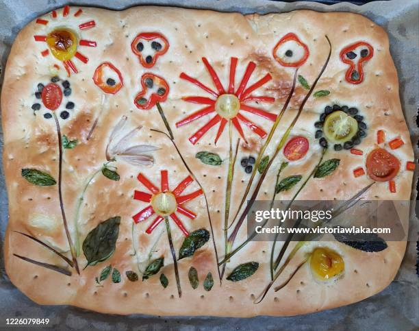 focaccia art baked - fougasse photos et images de collection