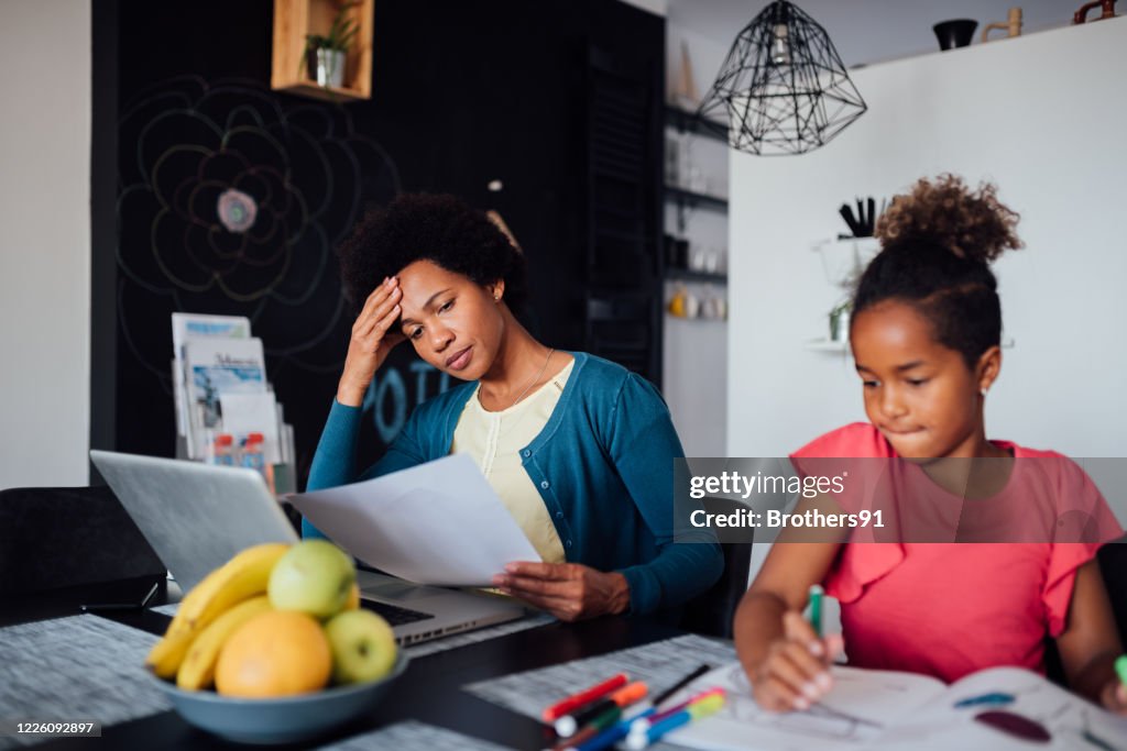 Junge afroamerikanische Mutter auf der Suche nach einem Job über das Internet