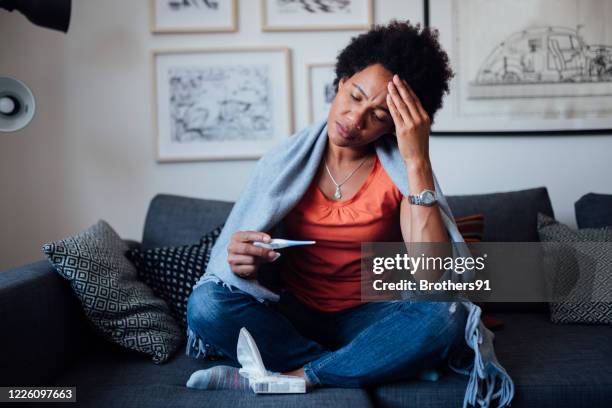 jonge vrouw die symptomen van een ziekte voelt - ill home stockfoto's en -beelden