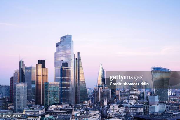 elevated view of london city skyline - isle of dogs london stock-fotos und bilder