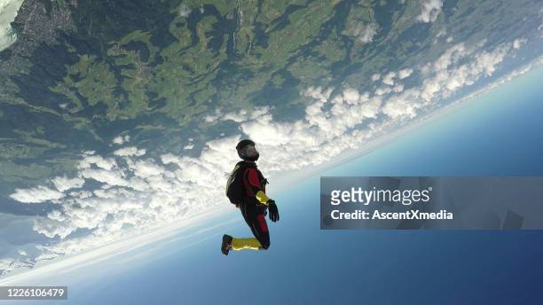 female skydiver falls through clear skies, aerial flight - 2015 world series imagens e fotografias de stock