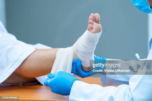 close-up of pictures of a male orthopedic doctor or orthopedic doctor. - venda fotografías e imágenes de stock