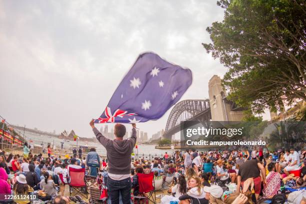 menschen, die auf die neujahrsshow in sydney warten - sydney new years eve stock-fotos und bilder