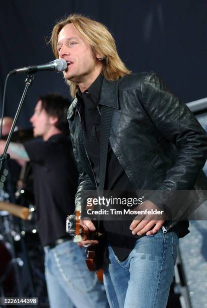 Keith Urban performs at Shoreline Amphitheatre on June 20, 2003 in... News  Photo - Getty Images