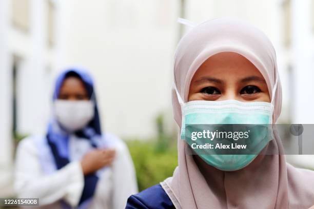 covid-19: alternativer handshake - die neue normalität stock-fotos und bilder