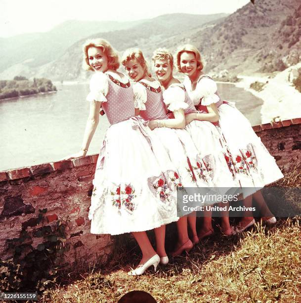 Vier Mädels aus der Wachau Austria 1957 - Franz Antel Ein eheliches und ein uneheliches weibliches Zwillingspaar werden vom geschäftsTöchtigen...