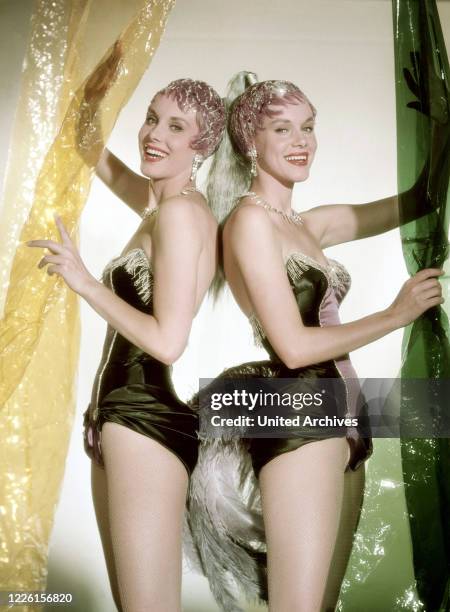 Paul Martin ALICE und ELLEN KESSLER im Revuefilm: 'La Paloma', 1959.