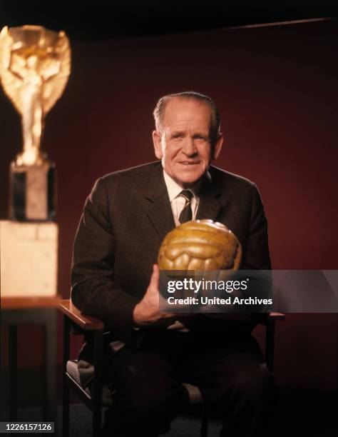 Bundestrainer SEPP HERBERGER mit Pokal. 'Das Wunder von Bern' macht ihn zu einer nationalen Legende. Unter seiner Führung wurde die deutsche Fußball...