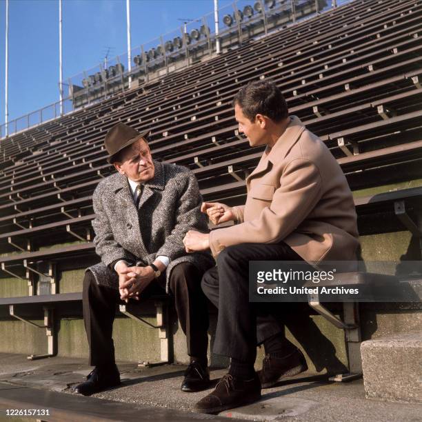 Bundestrainer der deutschen Fußball-Nationalmannschaft von 1954 und ZDF-Sportjournalist HARRY VALERIEN. Aufnahme im Fußball-Stadion, 1966.