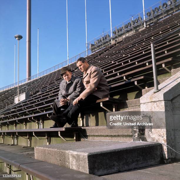 Bundestrainer der deutschen Fußball-Nationalmannschaft von 1954 und ZDF-Sportjournalist HARRY VALERIEN. Aufnahme im Fußball-Stadion, 1966.