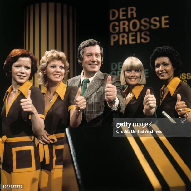 Mit seinen Assistentinnen SILVIA BRETSCHNEIDER, MARIANNE PRILL, BEATE HOPF, JANITA KÜHNL, Sendung vom 3.10.1974.