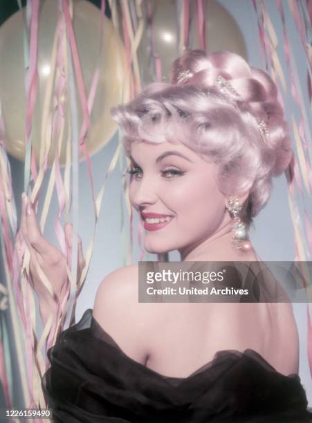 Die amerikanische Schauspielerin Debra Paget. Studioaufnahme mit Perücke, 1959. US-American actress Debra Paget, wearing a wig, Studio Still, 1959.