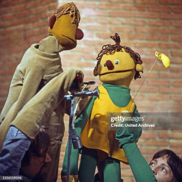 Rappelkiste, Fernsehserie, neutral: die Puppe Otto und ihr Spieler und Puppenspielerin Rita Ziegler mit ihrer Puppe Rübe.