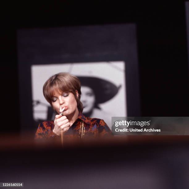 Schauspielerin Romy Schneider mit Ehemann Harry Meyen bei einer Talkshow des SFB in Berlin, Deutschland 1972. Actress Romy Schneider with husband...