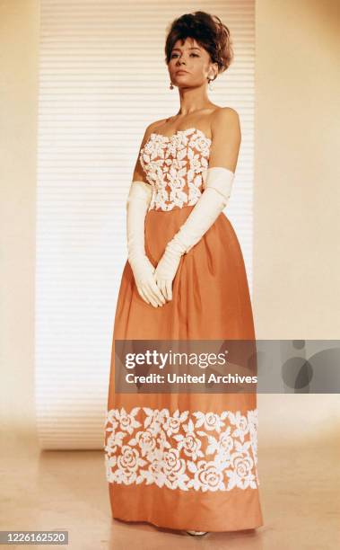 Violetta Ferrari, ungarische Sängerin und Schauspielerin, präsentiert ein Modell aus der Serie "Neue Stoffe" von Modedesigner Heinz Oestergaard,...