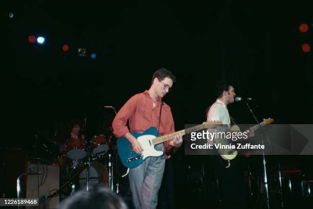 American singer-songwriter Marshall Crenshaw alongside American singer-songwriter Steve Forbert in concert, circa 1985.