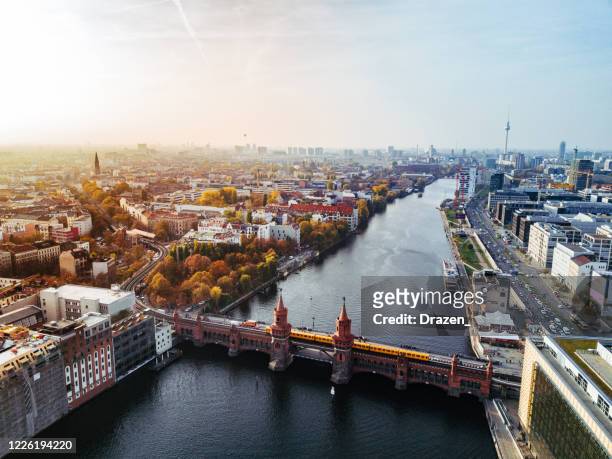 luftaufnahme von berlin mit blick auf oberbaumbrücke und gelbe u-bahn am sonnigen herbsttag - berlin stock-fotos und bilder