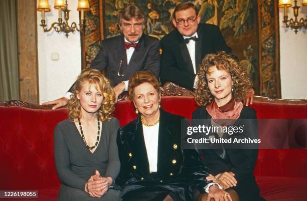 Die Feiertagsfamilie, Miniserie, Deutschland 1994, Regie: Paul Kaufmann, Darsteller: vorn: Claudia Ziegler, Inge Konradi, Karina Thayenthal, hinten:...