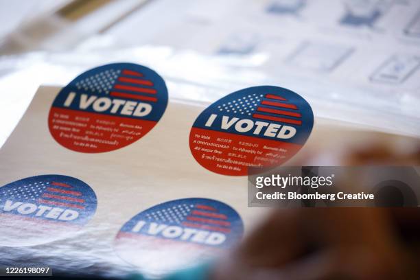 american voting sticker - republikanische partei der usa stock-fotos und bilder