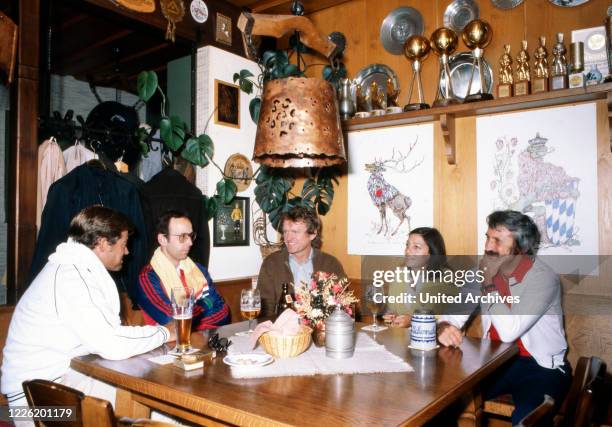Sepp Maier, ehemaliger deutscher Fußballtorwart, mit Freunden im Wirthaus, rechts Ion Tiriac , Deutschland 1986